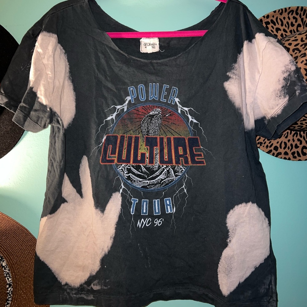 BUCKLE GRAPHIC TEE